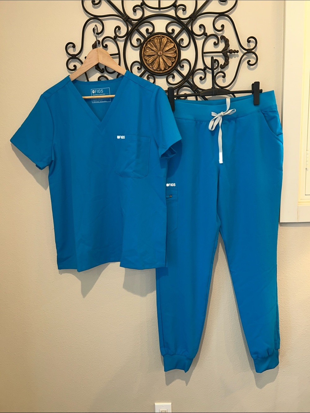 FIGS TECHNICAL COLLECTION SCRUB SET EXTREMEM BLUE LARGE TOP LARGE TALL JOGGERS